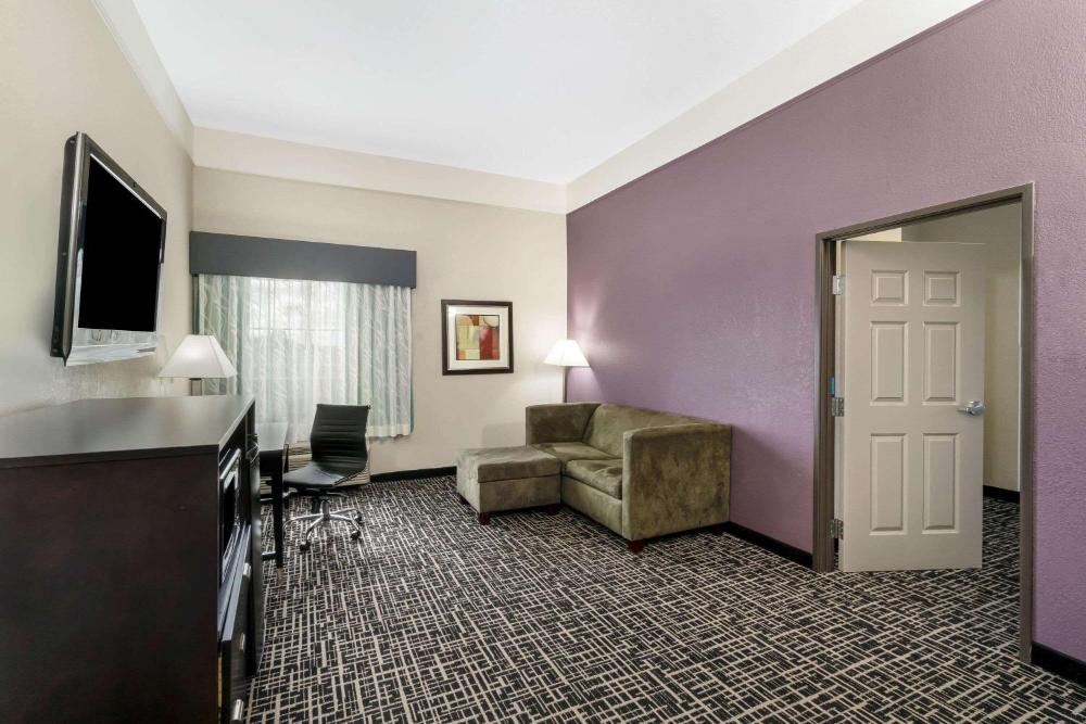 One-Bedroom King Suite - Non-Smoking interior