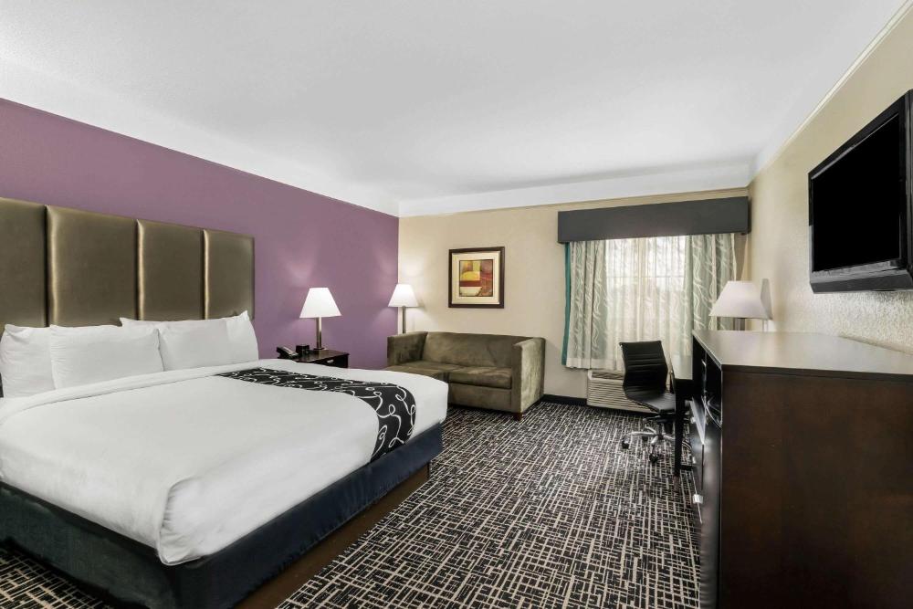 King Room - Non-Smoking interior