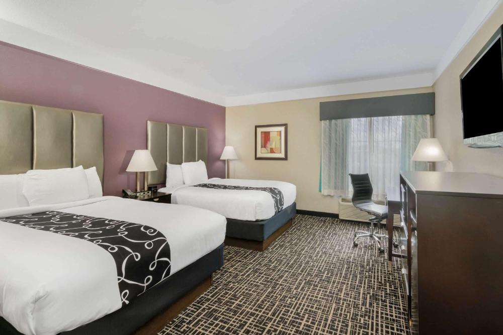 Queen Room with Two Queen Beds - Non-Smoking interior